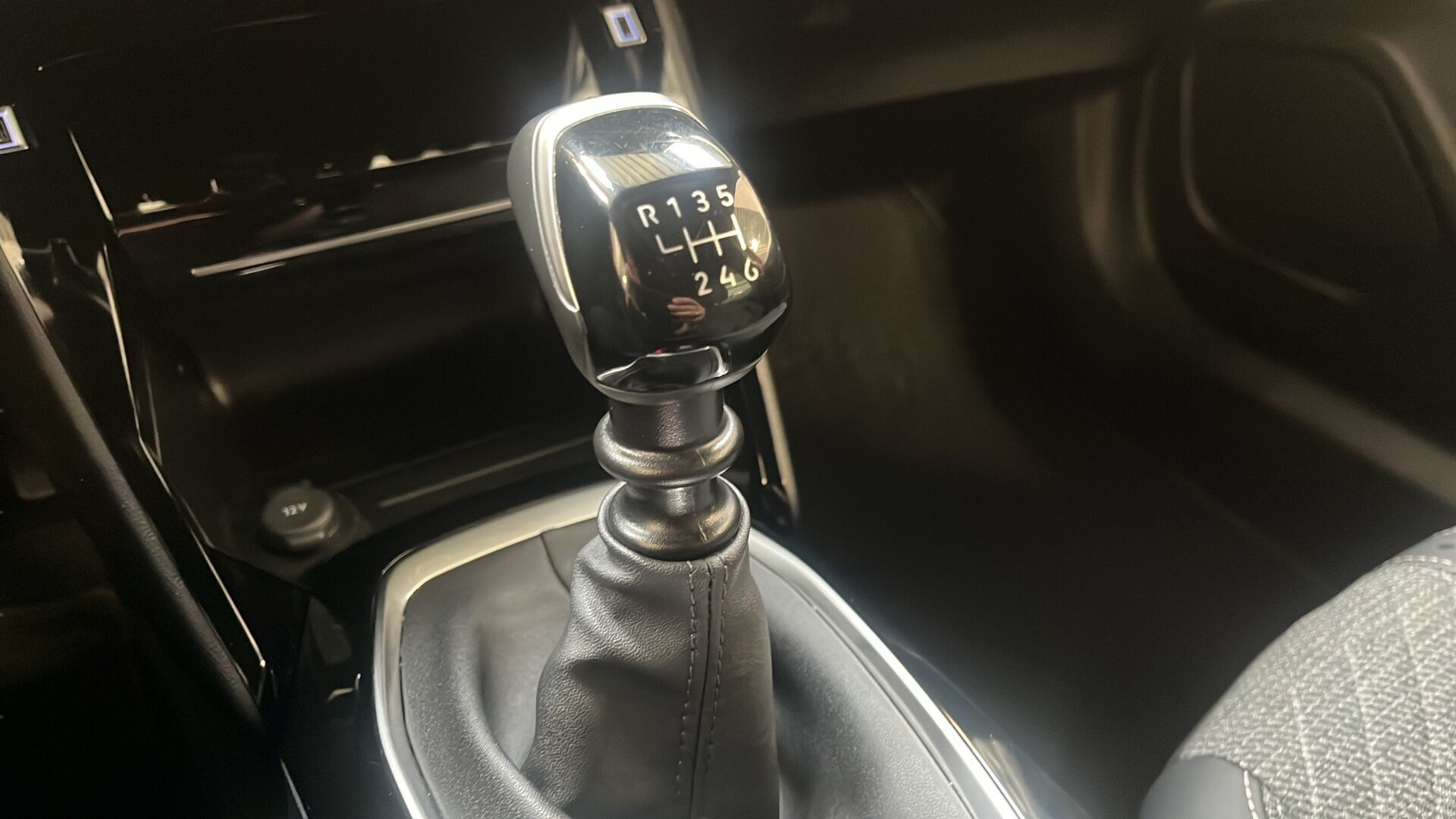 Rød Peugeot 2008 fra 2024