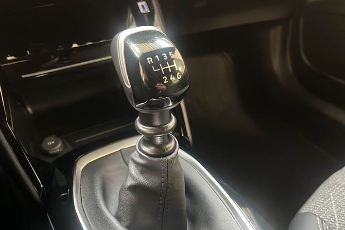 Rød Peugeot 2008 fra 2024