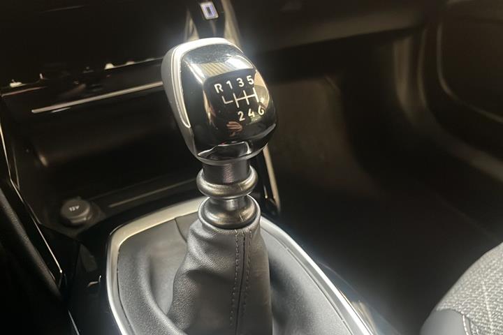 Rød Peugeot 2008 fra 2024
