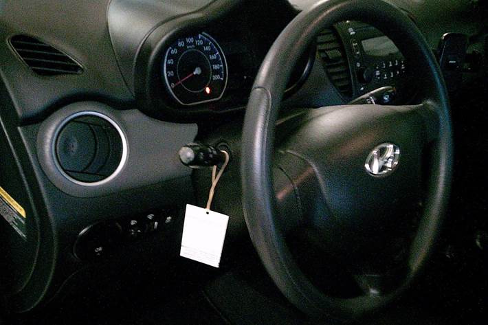 Gul Hyundai i10 fra 2012