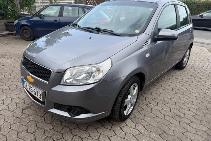 Grå Chevrolet Aveo fra 2010 set udefra