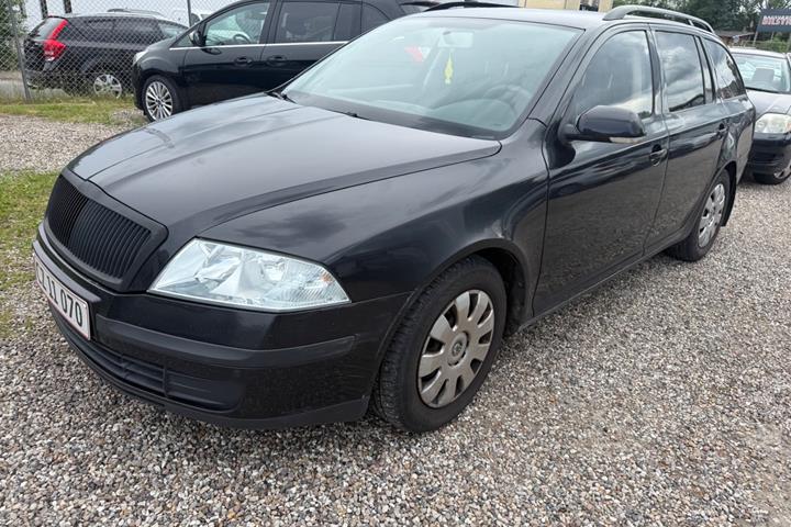 Sort Skoda Octavia fra 2006 set udefra