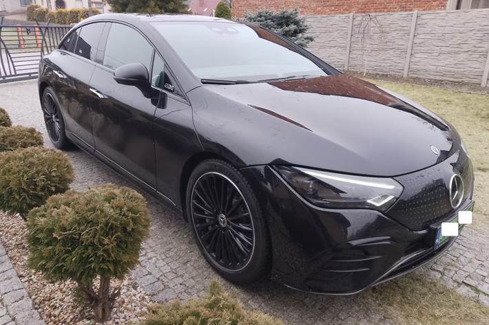 Sort Mercedes EQE350 fra 2023