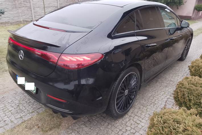 Sort Mercedes EQE350 fra 2023