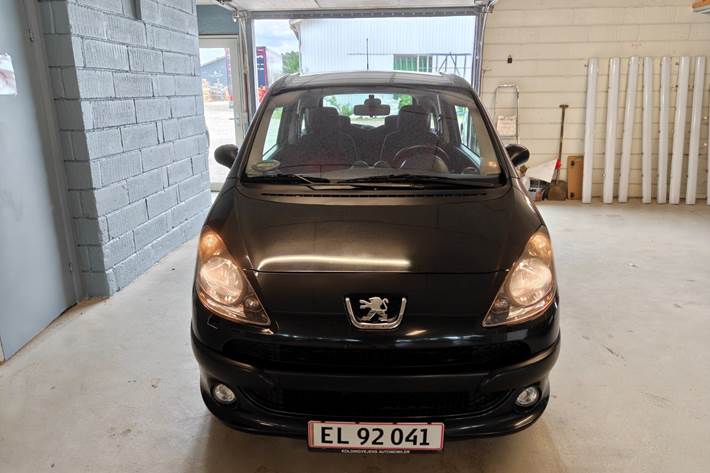 Gul Peugeot 1007 fra 2006 set udefra