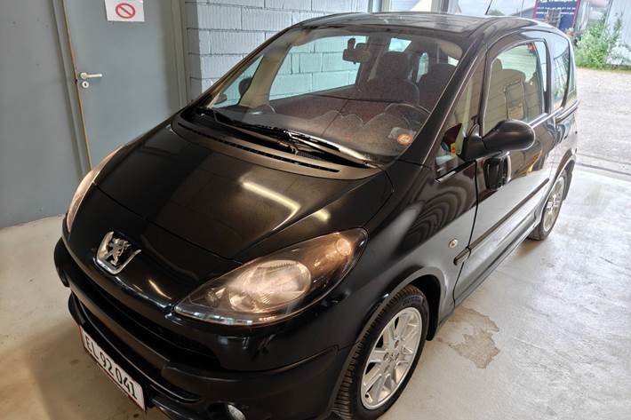 Gul Peugeot 1007 fra 2006 set udefra
