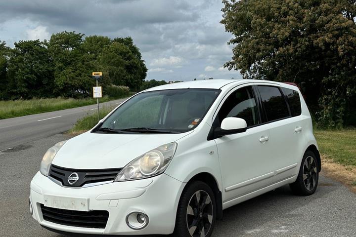 Hvid Nissan Note fra 2011 set udefra