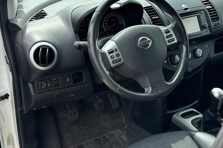 Hvid Nissan Note fra 2011
