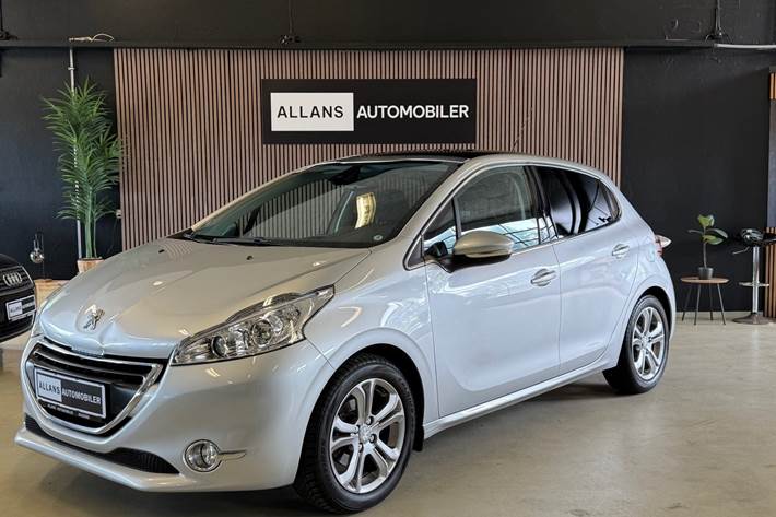 Grå Peugeot 208 fra 2015 set udefra
