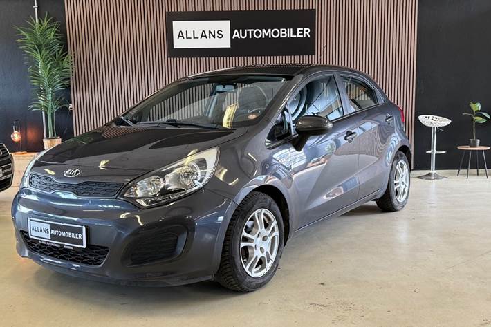 Grå Kia Rio fra 2013