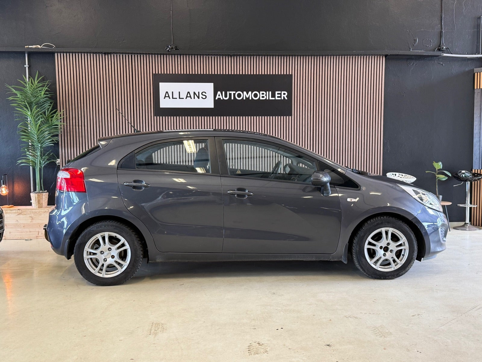 Grå Kia Rio fra 2013