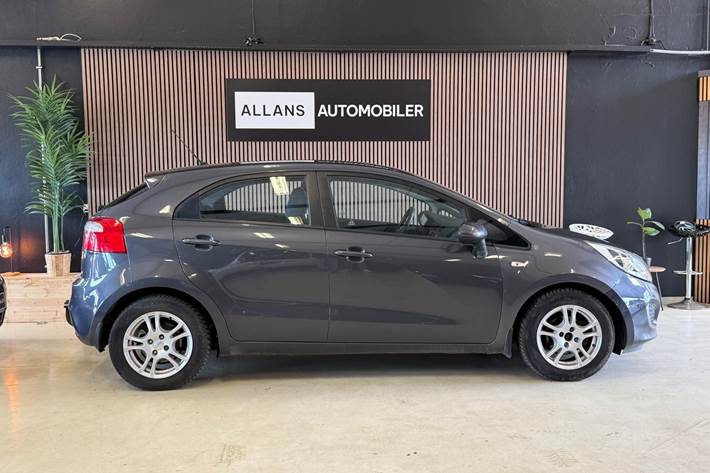 Grå Kia Rio fra 2013