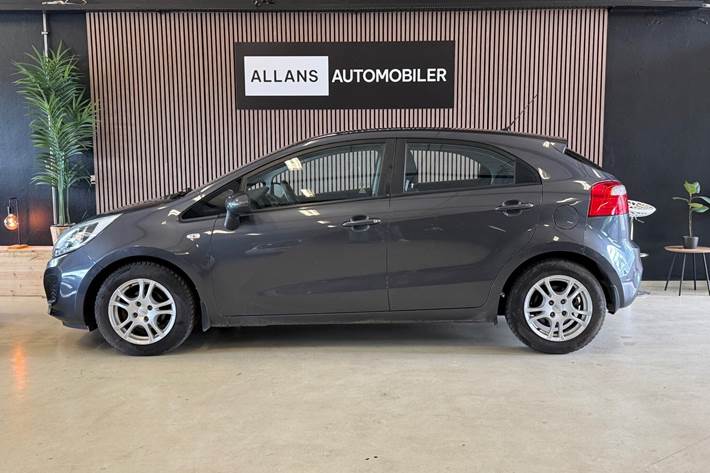 Grå Kia Rio fra 2013