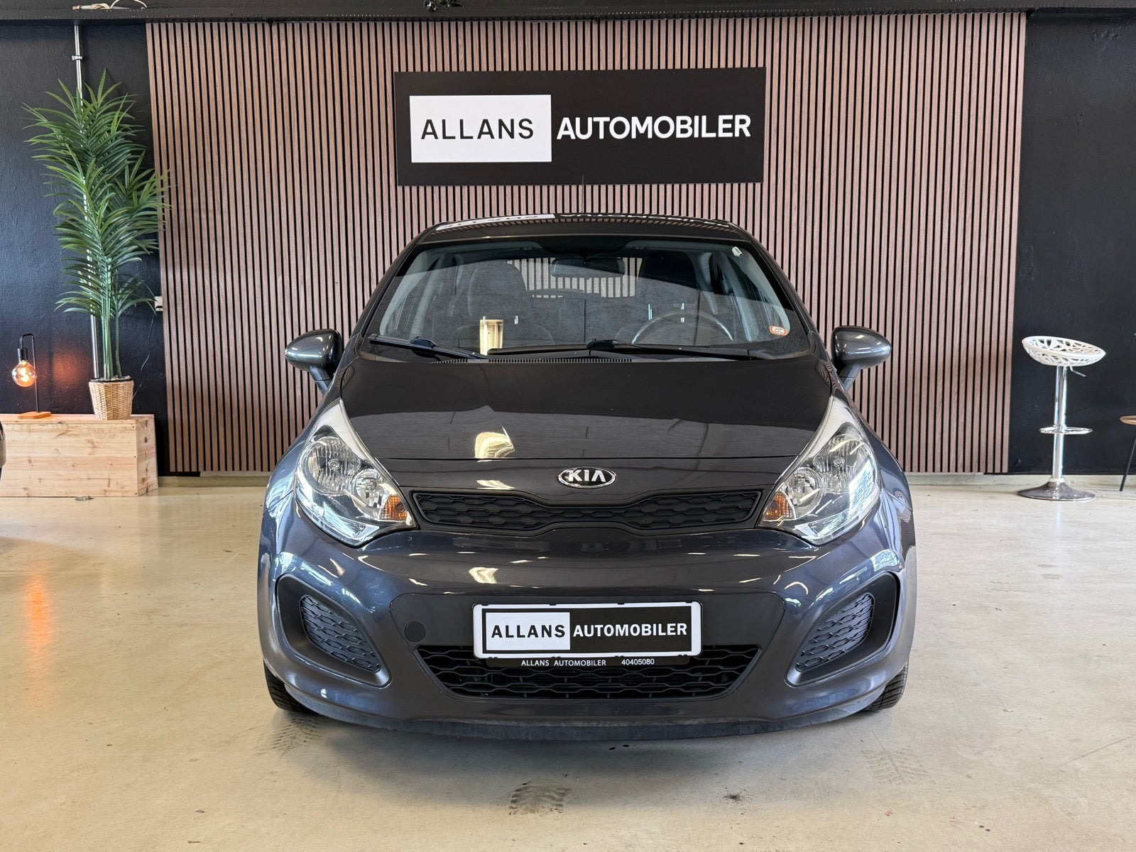 Grå Kia Rio fra 2013