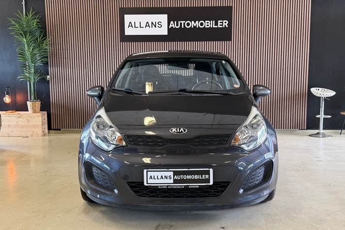 Grå Kia Rio fra 2013