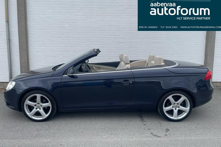 Blå VW Eos fra 2007 set udefra