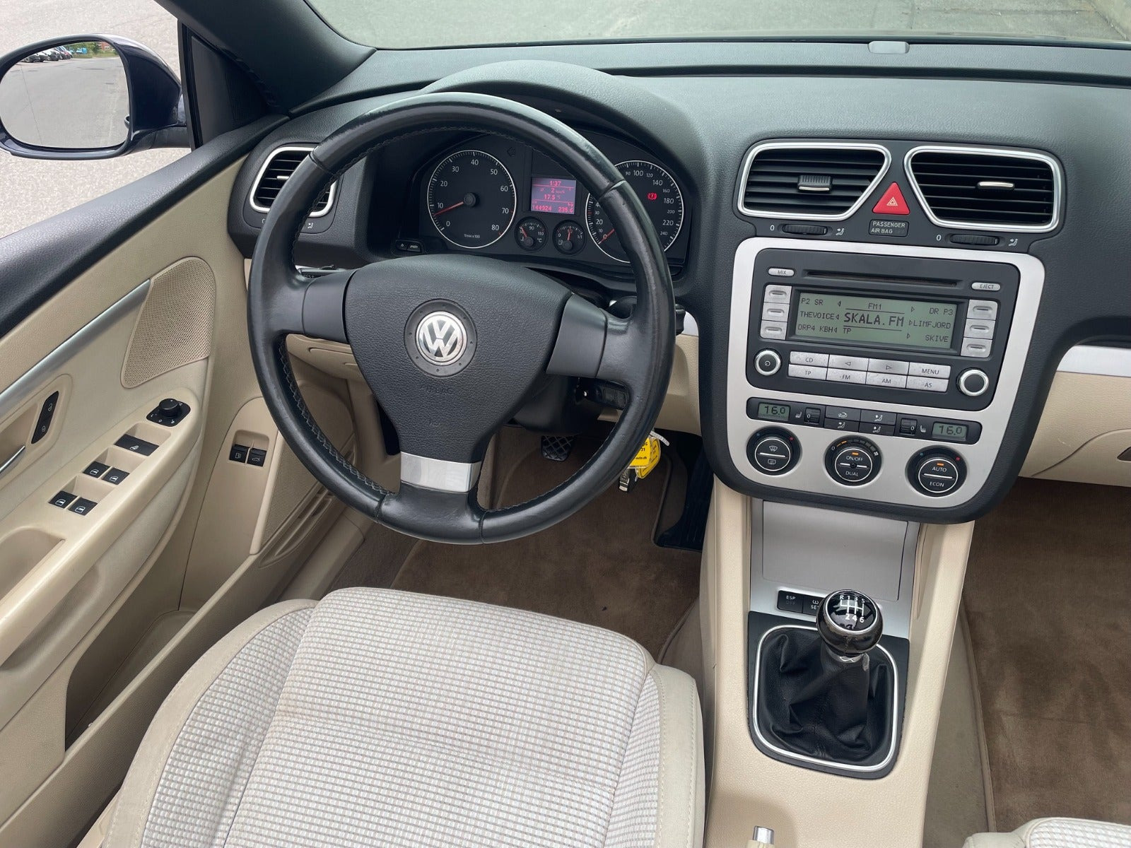 Blå VW Eos fra 2007 set indefra