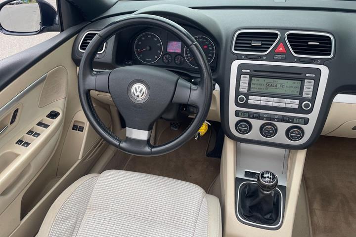 Blå VW Eos fra 2007 set indefra