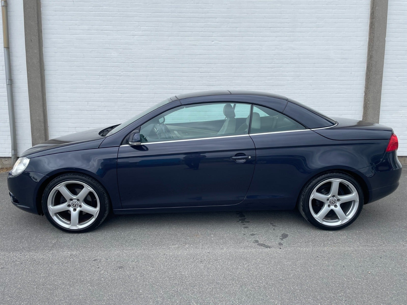 Blå VW Eos fra 2007 set udefra