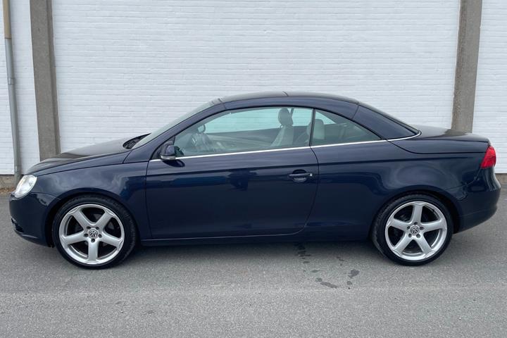 Blå VW Eos fra 2007 set udefra