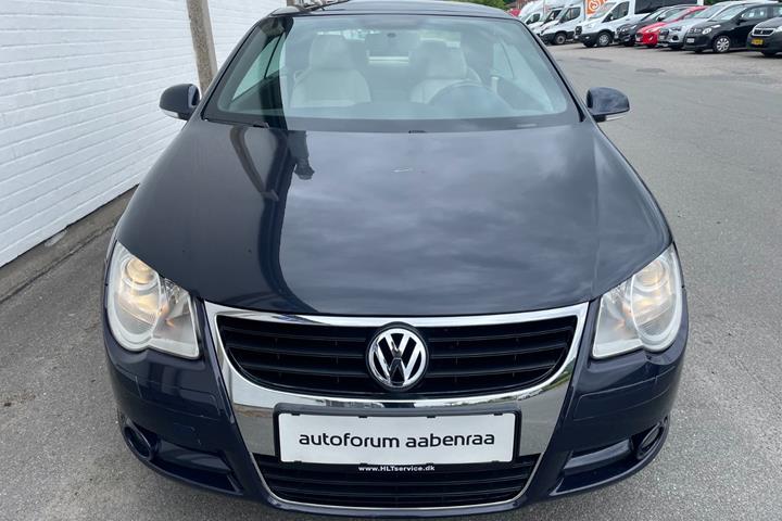 Blå VW Eos fra 2007 set udefra