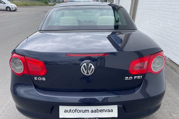 Blå VW Eos fra 2007 set udefra
