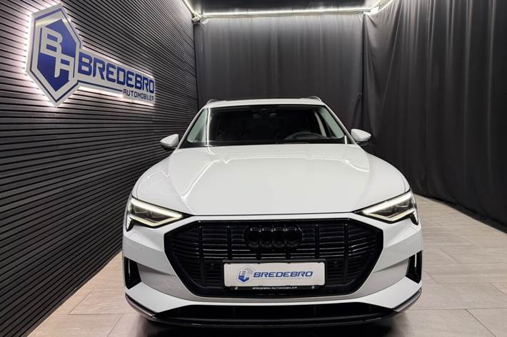 Hvid Audi e-tron fra 2023