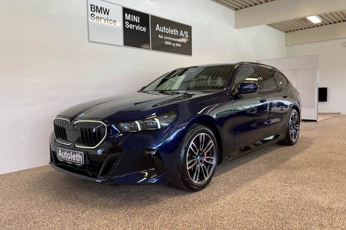 Blå BMW i5 fra 2025