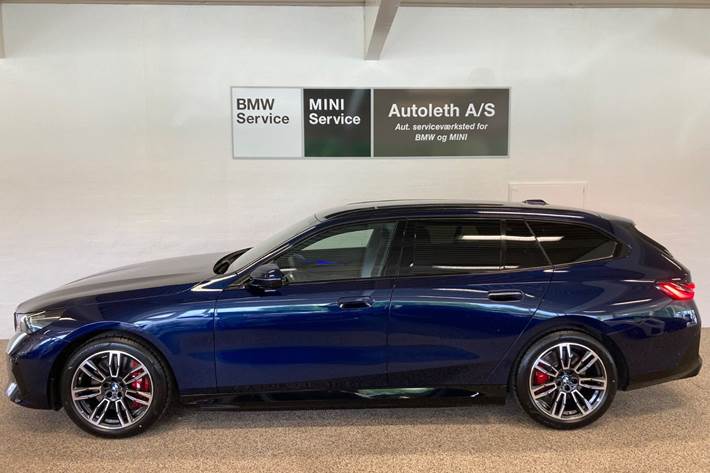 Blå BMW i5 fra 2025