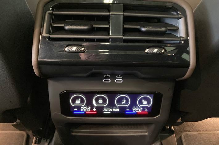 Blå BMW i5 fra 2025