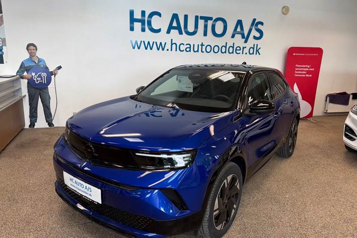 Blå Opel Mokka-e fra 2025