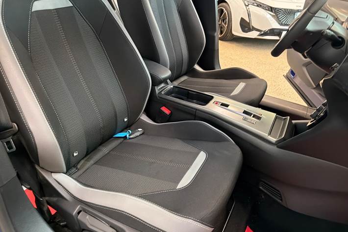 Blå Opel Mokka-e fra 2025