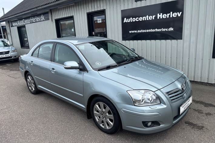 Grå Toyota Avensis fra 2009