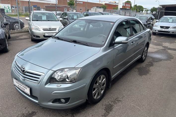 Grå Toyota Avensis fra 2009