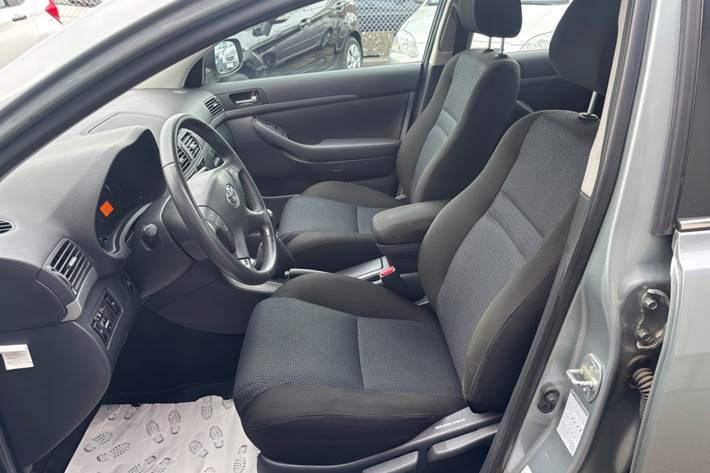 Grå Toyota Avensis fra 2009