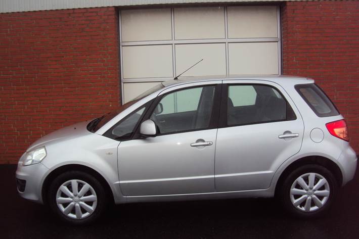Sølv Suzuki SX4 fra 2013
