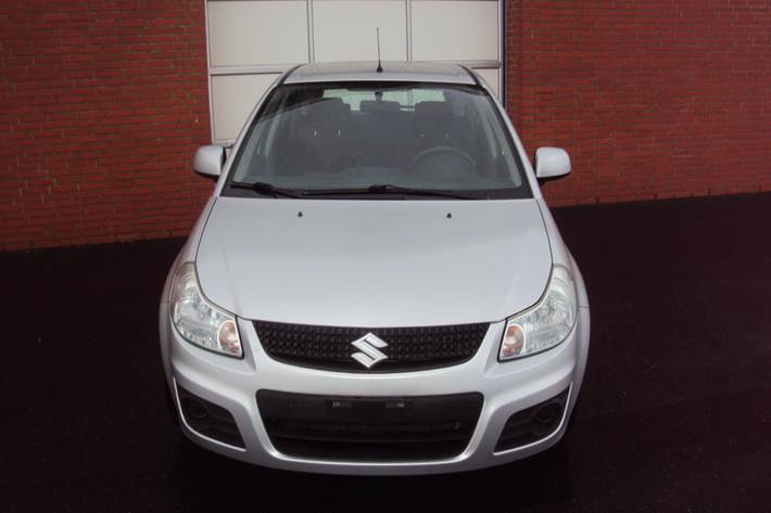 Sølv Suzuki SX4 fra 2013