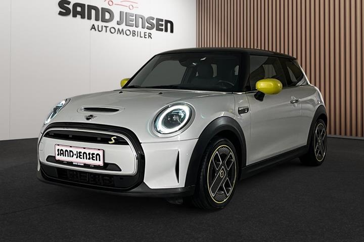 Hvid Mini Cooper SE fra 2021 set udefra