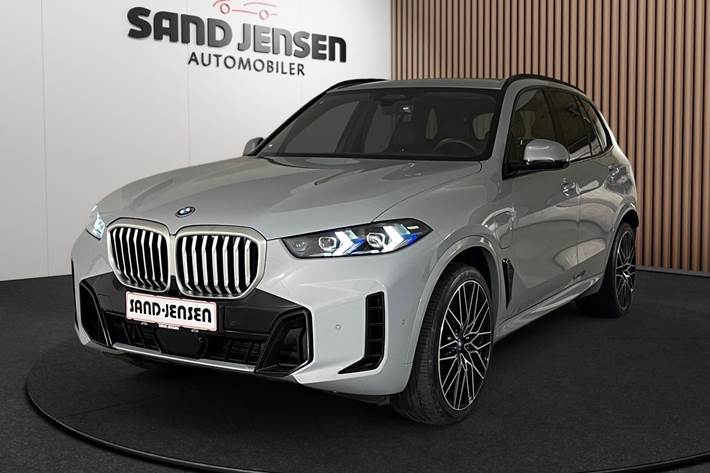 Grå BMW X5 fra 2025 set udefra