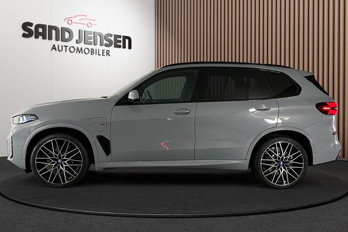 Grå BMW X5 fra 2025