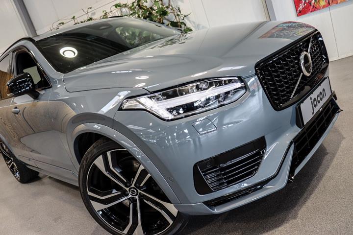 Grå Volvo XC90 fra 2023
