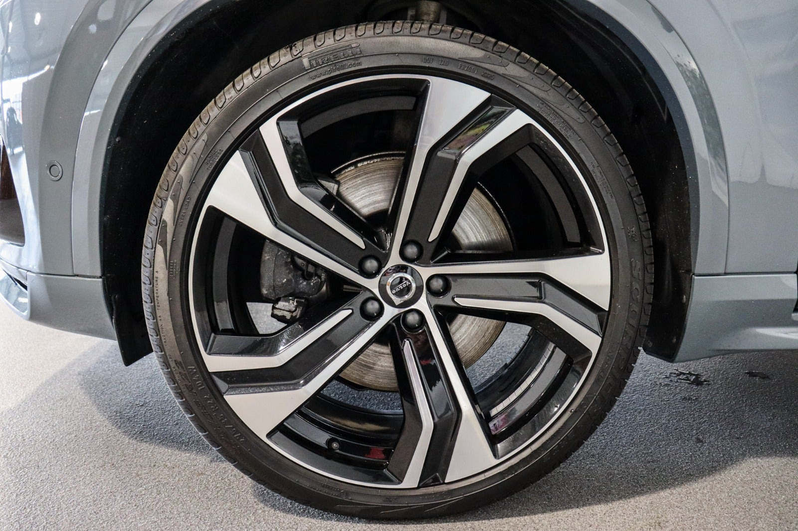 Grå Volvo XC90 fra 2023