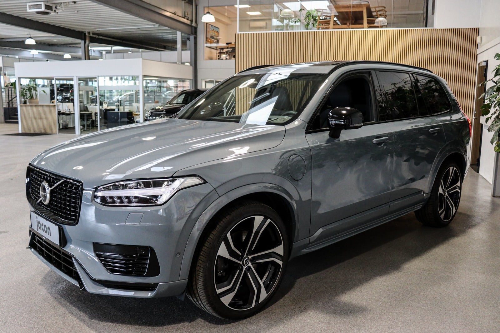 Grå Volvo XC90 fra 2023