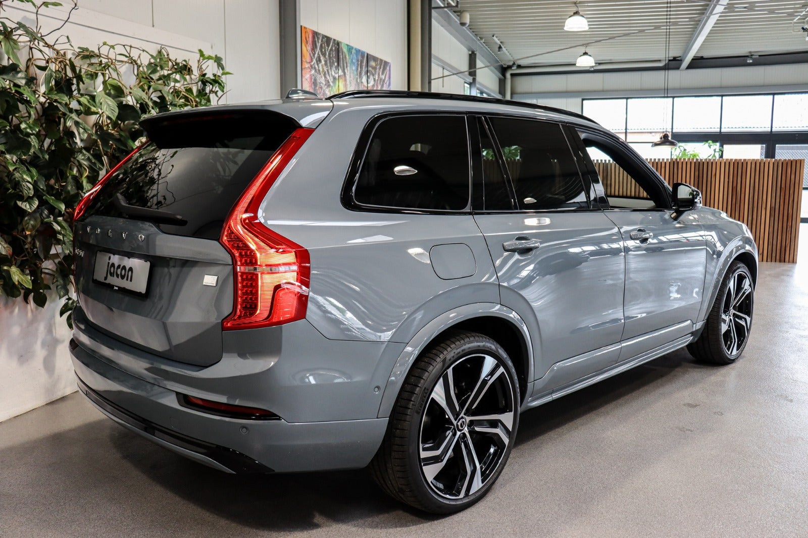 Grå Volvo XC90 fra 2023
