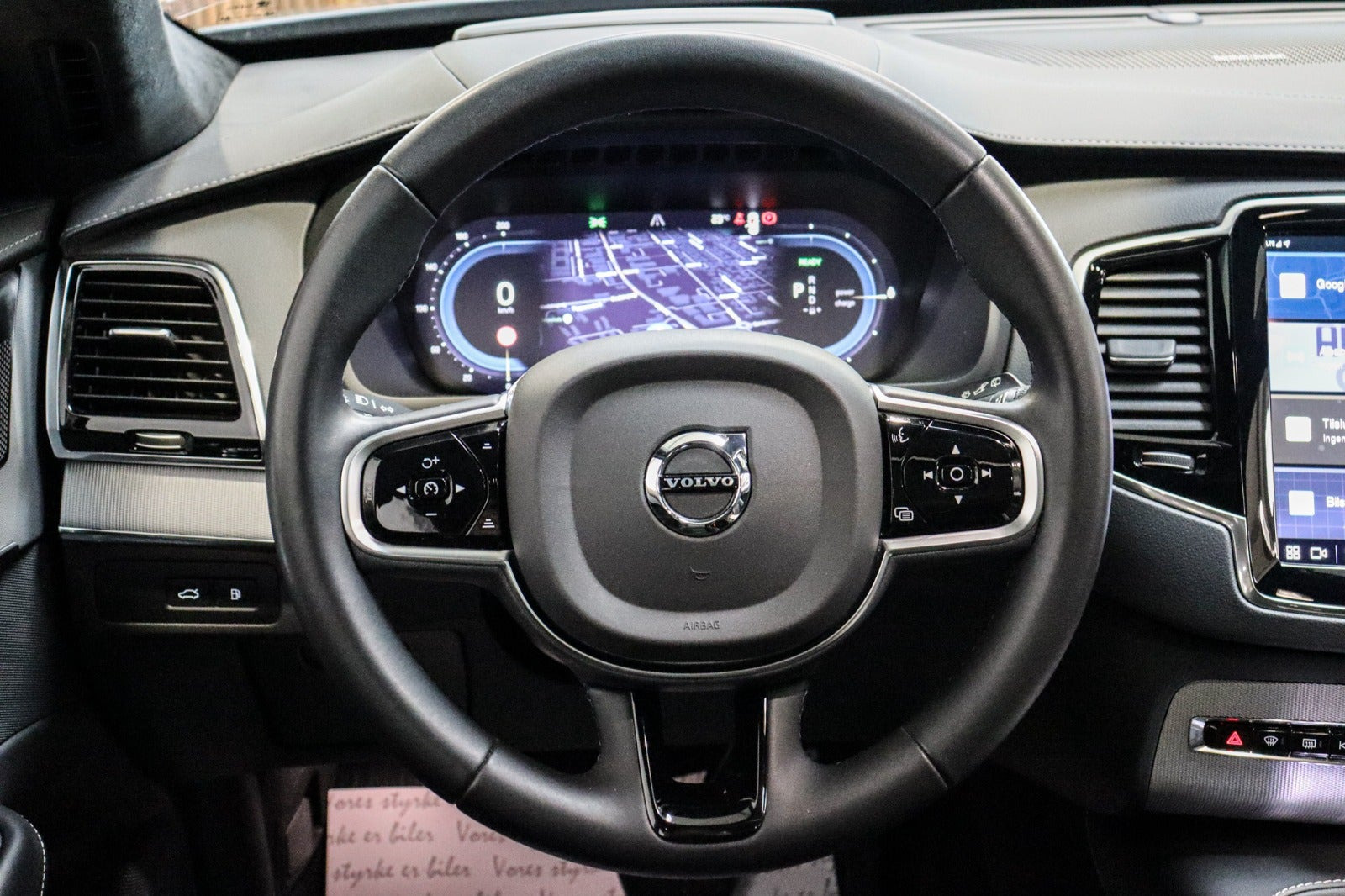 Grå Volvo XC90 fra 2023