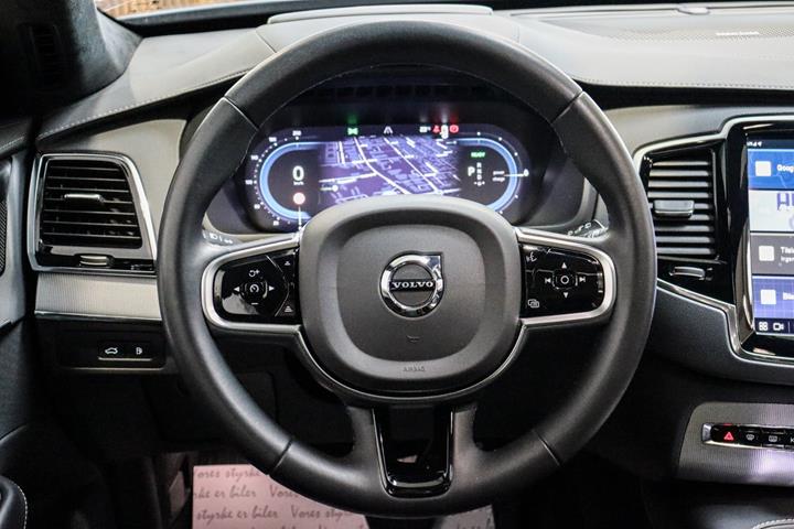 Grå Volvo XC90 fra 2023