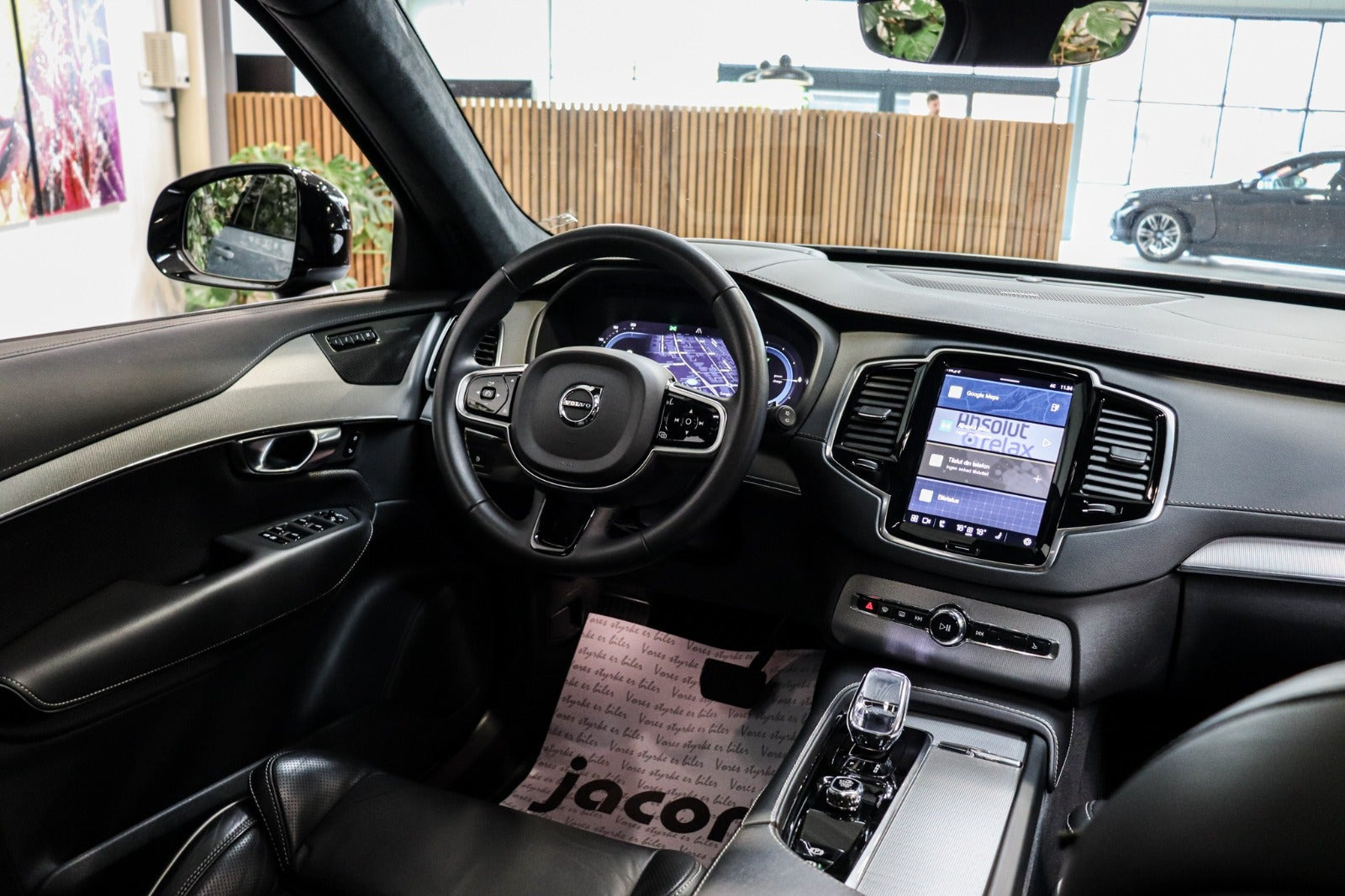 Grå Volvo XC90 fra 2023