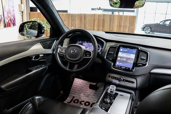 Grå Volvo XC90 fra 2023