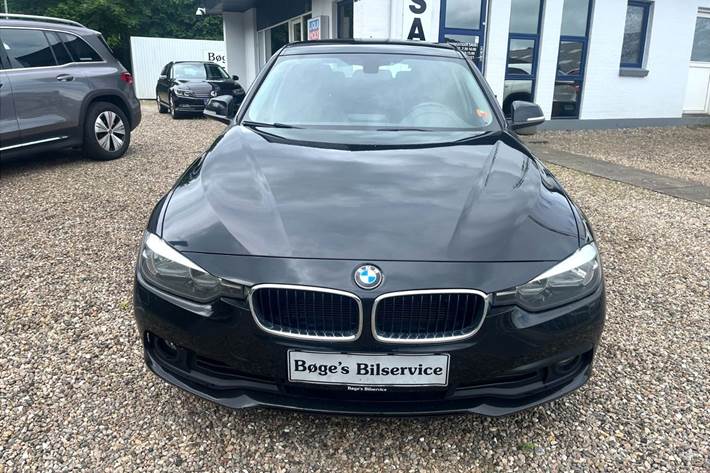 Sort BMW 320d fra 2017