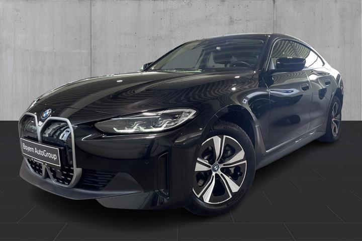 Sort BMW i4 fra 2023 set udefra